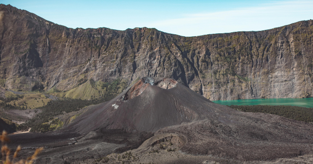 Brazilian Tourist Dies After Falling Into Indonesian Volcano and Rescue Attempts Fail