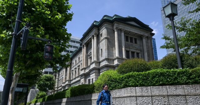 Bank of Japan Holds Rates Amid Yen Weakness, Trade Uncertainty