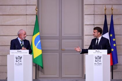 Brazil's President Luiz Inacio Lula da Silva and his French counterpart Emmanuel Macron re