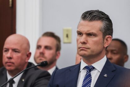 Le ministre américain de la Défense, Pete Hegseth, lors d'une audience devant une commis