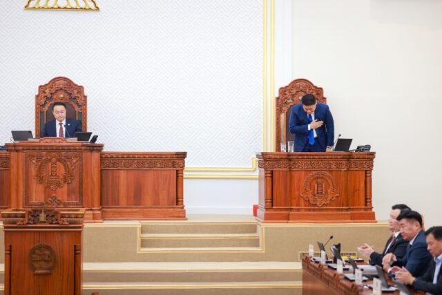 Prime Minister Luvsannamsrain Oyun-Erdene (R) bows after losing his position in a vote in