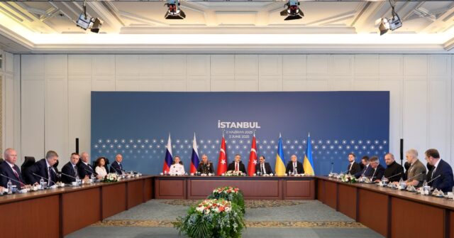 Kremlin Rules Out Quick Breakthroughs in Complex Ukraine Peace Talks