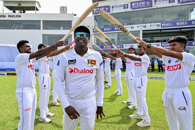 Sri Lanka's Angelo Mathews (C) was given a farewell salute at the start of first Test netw
