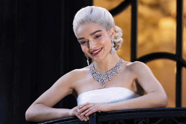 Rachel Zegler serenades the crowd for free in a new London production