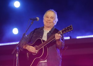 'Chronic' back pain forces Paul Simon to cancel weekend concerts
