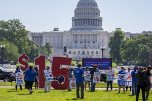 Senators propose $15-per-hour federal minimum wage