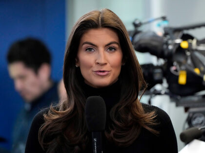 Title: Kaitlan Collins Image ID: 25030583328066 Article: CNN's Kaitlan Collins reports bef