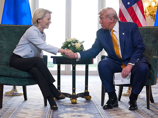 AP25208639473103 Title: APTOPIX Trump Scotland Image ID: 25208639473103 Article: President Donald Trump an