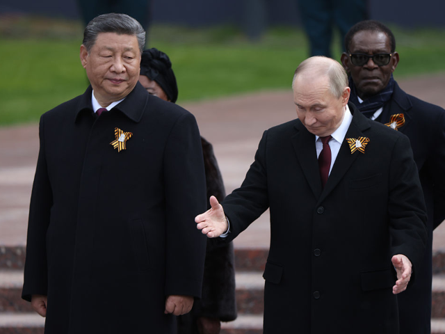 MOSCOW, RUSSIA - MAY 9 (RUSSIA OUT) Russian President Vladimir Putin (C) talks to Chinese