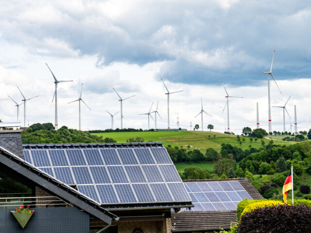 PRODUCTION - 06 June 2025, North Rhine-Westphalia, Borchen: Many houses in the center of E