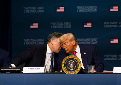 Spirit Airlines - PITTSBURGH, PENNSYLVANIA - JULY 15: U.S. President Donald Trump (R) spea