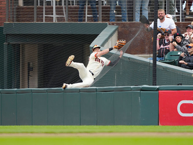 SAN FRANCISCO, CALIFORNIA - JULY 30: Mike Yastrzemski #5 of the San Francisco Giants catch