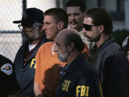 (Original Caption) Oklahoma City bombing suspect Timothy McVeigh leaves a courthouse surro