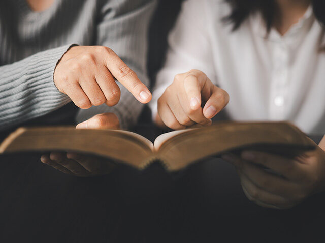 GettyImages2152582122 mom, child, bible