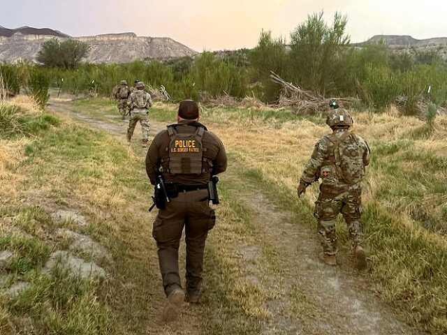 Gv2ZzjPWUAA6ucb (1) Border Patrol agents and DOD soldiers team up to secure the U.S. southern border. (U.S. Bo