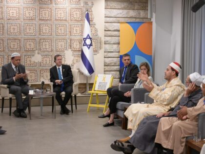 Herzog and Muslim leaders (Amos Ben-Gershom / GPO)