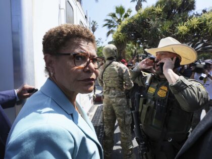 Los Angeles Mayor Karen Bass stands in front of a border patrol federal agent at MacArthur