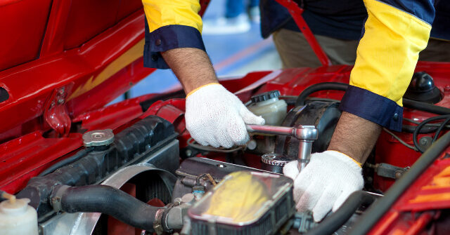 VIDEO: Mechanic Returns Wallet Lost in Ford Engine 11 Years Ago