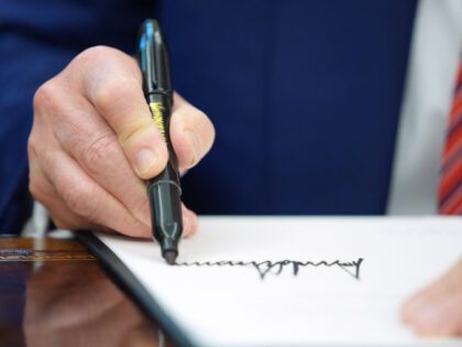 Trump Signs Orders to Close De Minimis Loophole Globally, Raise Tariffs on Brazil to 50%