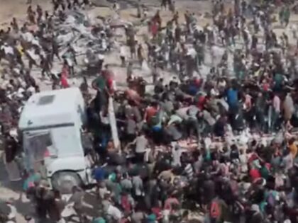 looting aid convoy (Screenshot / GHF / YouTube)