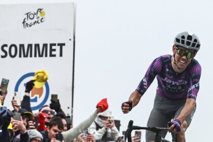 Ben O'Connor closes out an impressive climb to win stage 18 of the Tour de France