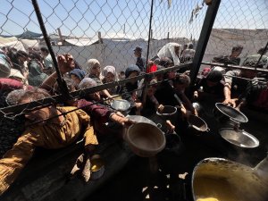 Aid agencies say mass starvation stalking Gaza, demand end to blockade
