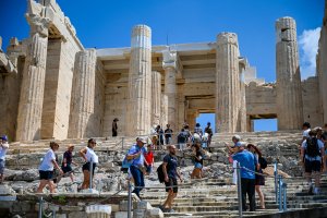 Greece closes Acropolis amid heat wave