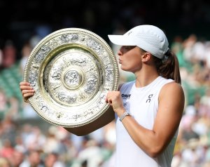 Iga Swiatek dominates USA's Amanda Anisimova for first Wimbledon title