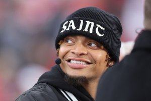 N.Y. Jets quarterback Justin Fields injures toe, carted off at camp