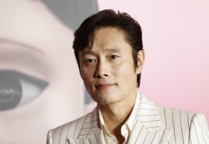 Lee Byung-hung unravels in 'No Other Choice' teaser