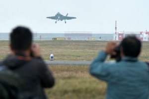 Navy F-35 jet crashes in California