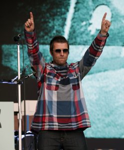 Oasis reunites, plays Cardiff