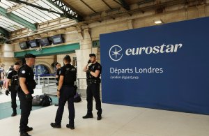 Passengers stranded as Eurostar train loses power