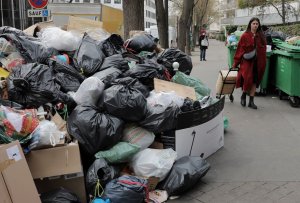 Philadelphia blue-collar union, city resume talks as trash piles up