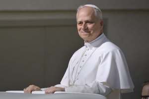 Pope Leo XIV speaks with astronaut Buzz Aldrin about Apollo 11