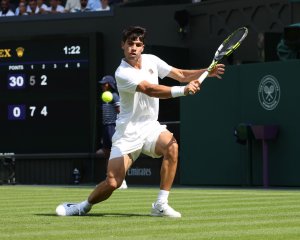 No.1 Sabalenka Advances to Wimbledon Fourth Round after Raducanu Win