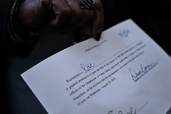 Perwakilan Negara Bagian Texas Toni Rose menunjukkan izinnya slip untuk meninggalkan ruang rumah, Senin, 18 Agustus 2025, di Austin, Texas. (Foto AP/Eric Gay)