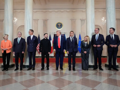 European Commission President Ursula von der Leyen, from left, British Prime Minister Keir