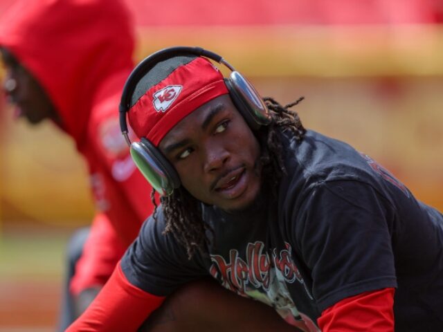 David Eulitt_Getty Images (12) KANSAS CITY, MISSOURI - SEPTEMBER 15: Rashee Rice #4 of the Kansas City Chiefs stretches d