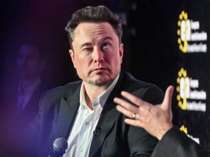 Elon Musk looks like his brain chip is malfunctioning