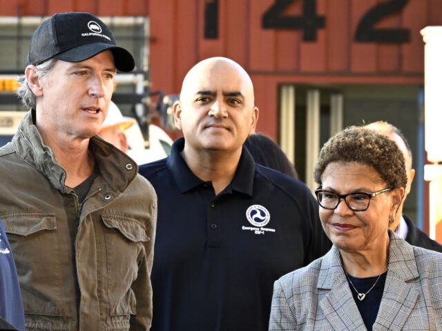 Gavin Newsom and Karen Bass (Alex Gallardo / Associated Press, Pool) Vice President Kamala Harris, left, greets freeway construction workers with Sen. Alex Pad