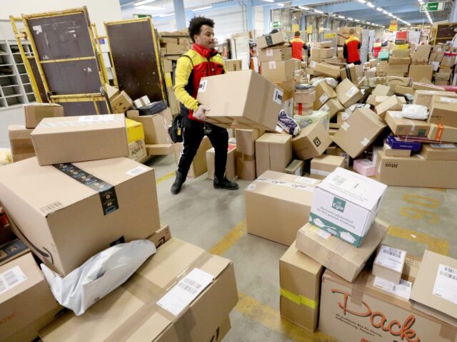 08 April 2020, Mecklenburg-Western Pomerania, Groß Schwaß: At the Deutsche Post delivery