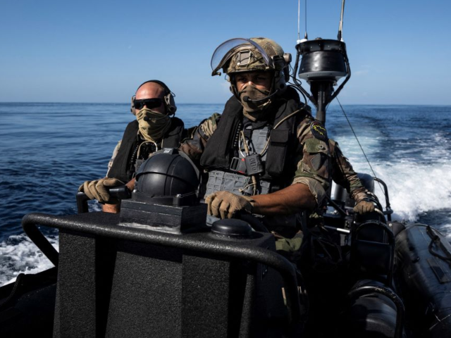 GettyImages-2193440574 French Navy Marine commandos take part in an exercise aboad an Etraco inflatable boat laun