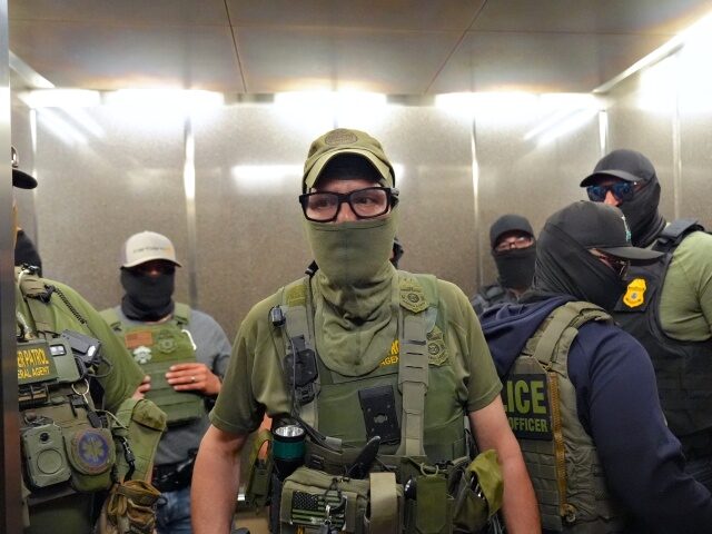 ICE Detains Immigrants Inside New York City Courthouses NEW YORK, UNITED STATES - JULY 21: Federal immigration agents are seen patrolling the corr