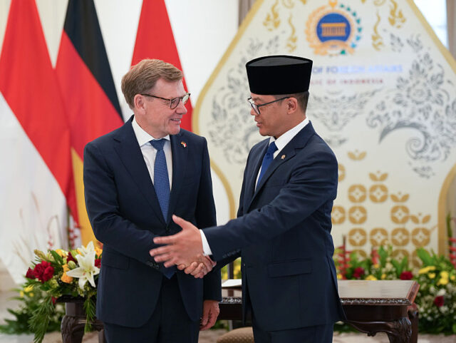 20 August 2025, Indonesia, Jakarta: Federal Foreign Minister Johann Wadephul (l, CDU) and