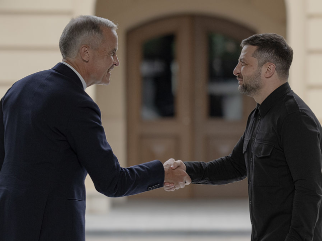 GettyImages-2231018992 Volodymyr Zelenskiy, Ukraine's president, right, and Mark Carney, Canada's prime minister,