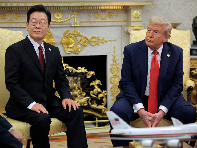 WASHINGTON, DC - AUGUST 25: U.S. President Donald Trump (R) and South Korean President Lee