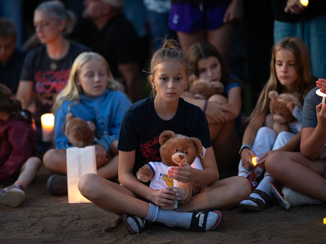 GettyImages-2232453809 MINNEAPOLIS, MINNESOTA - AUGUST 27: People attend a vigil at Lynnhurst Park to mourn the d