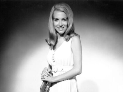 Jeannie Seely, Soulful Country Singer Behind Hits Like ‘Don’t Touch Me,’ Dies at 