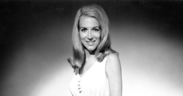 Jeannie Seely, Soulful Country Singer Behind Hits Like 'Don't Touch Me,' Dies at 85